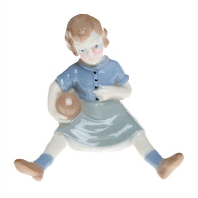 Статуэтка "Девочка с мячиком". Фарфор, роспись, глазуровка. Высота 7 см. Дания (?), 1950-е гг. Статуэтка "Девочка с мячиком". Фарфор, роспись, глазуровка. Высота 7 см. Дания (?), 1950-е гг.