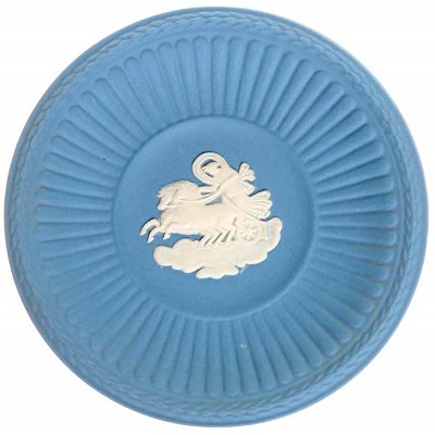 Миниатюрная декоративная тарелка. Голубой бисквит, рельеф белого цвета. Wedgwood, Великобритания, конец ХХ века