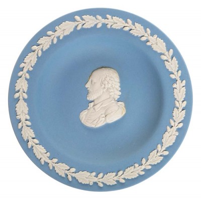 Тарелка декоративная. Голубой бисквит, рельеф белого цвета. Wedgwood, Великобритания, 1980-е гг. Тарелка декоративная. Голубой бисквит, рельеф белого цвета. Wedgwood, Великобритания, 1980-е гг.