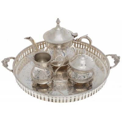 Чайный набор из 4 предметов: сахарница, молочник, чайник, поднос. Металл, глубокое серебрение E.P.N.S., гравировка. Великобритания, 1930-е гг. Чайный набор из 4 предметов: сахарница, молочник, чайник, поднос. Металл, глубокое серебрение E.P.N.S., гравировка. Великобритания, 1930-е гг.