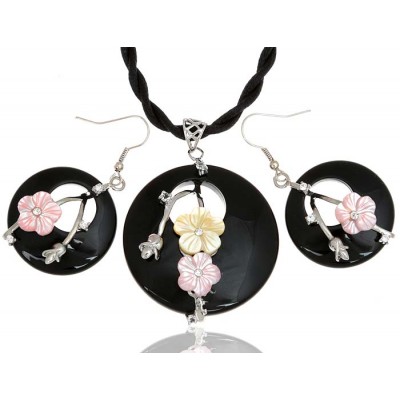 Комплект "Цветущая сакура": кулон на шнурке и серьги. Натуральный агат, перламутр, стразы, бижутерный сплав серебряного тона. Гонконг Комплект "Цветущая сакура": кулон на шнурке и серьги. Натуральный агат, перламутр, стразы, бижутерный сплав серебряного тона. Гонконг
