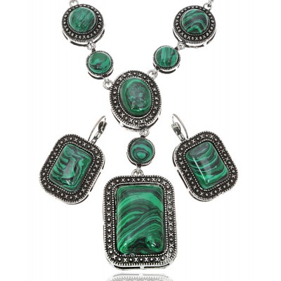 Комплект "Боярыня": ожерелье и серьги от D.Mari. Натуральный малахит (пресованная крошка), бижутерный сплав серебряного тона. Гонконг Комплект "Боярыня": ожерелье и серьги от D.Mari. Натуральный малахит (пресованная крошка), бижутерный сплав серебряного тона. Гонконг