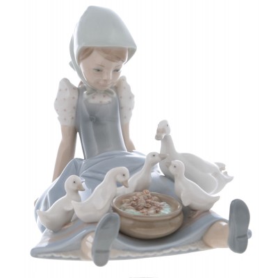 Lladro. Статуэтка "Птичница". Фарфор, ручная роспись, глазуровка. Высота 16 см. Lladro, Испания (Валенсия), 1980-е гг. Lladro. Статуэтка "Птичница". Фарфор, ручная роспись, глазуровка. Высота 16 см. Lladro, Испания (Валенсия), 1980-е гг.
