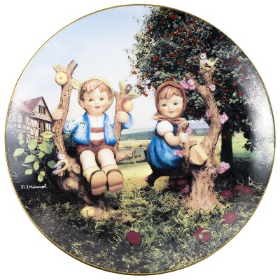 Тарелка декоративная "Мальчик и девочка на яблоне". Фарфор, деколь, золочение. Hummel/ Goebel, Швейцария, вторая половина ХХ века