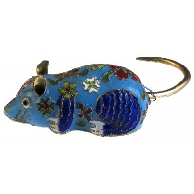 Статуэтка миниатюрная "Мышь". Латунь, эмаль клуазоне, ручная работа. Высота 4 см. Китай, 1940-е гг. Статуэтка миниатюрная "Мышь". Латунь, эмаль клуазоне, ручная работа. Высота 4 см. Китай, 1940-е гг.