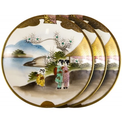 Комплект блюдец "Прогулка по берегу", 3 шт.  Фарфор, ручная роспись. Япония, первая половина 20 века