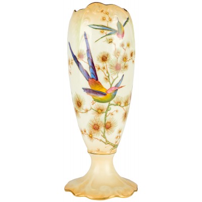 Антикварная ваза "Птицы и бабочка". Высота 24,5 см. Фарфор. Crown Ducal, Великобритания, первая половина 20 века