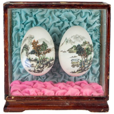 Пара пасхальных яиц в прозрачной шкатулке. Китай