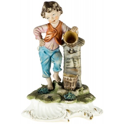 Винтажная статуэтка "Мальчик с ведром". Фарфор. Высота 16 см. Capodimonte. Италия, вторая половина 20 века