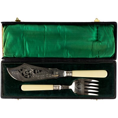Набор для сервировки рыбы: нож и вилка. Металл, пластик, серебрение. Великобритания, первая половина 20 века
