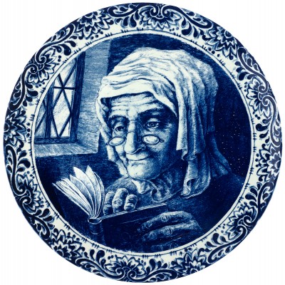 Декоративная тарелка "Старая женщина с книгой". Delft. Бельгия