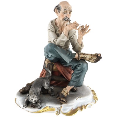 Винтажная статуэтка "Мужчина, зашивающий носок". Capodimonte. Италия