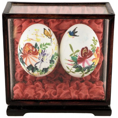 Пара пасхальных яиц в прозрачной шкатулке, Натуральное куриное яйцо, ручная роспись, середина ХХ века. Китай