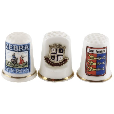 Комплект коллекционных наперстков "Гербы", 3 шт. Фарфор, Великобритания, вторая половина 20 века Комплект коллекционных наперстков "Гербы", 3 шт. Фарфор, Великобритания, вторая половина 20 века