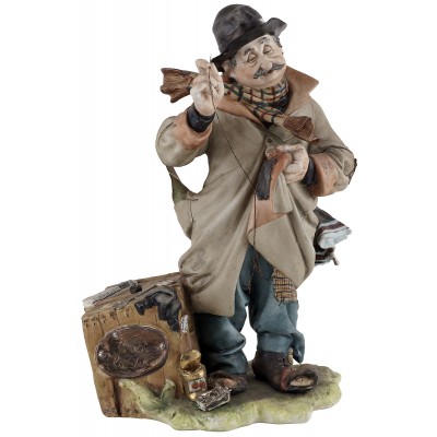 Статуэтка фарфоровая "Бродяга штопает пальто", Высота 32 см. Capodimonte. Италия, винтаж, вторая половина 20 века Статуэтка фарфоровая "Бродяга штопает пальто", Высота 32 см. Capodimonte. Италия, винтаж, вторая половина 20 века