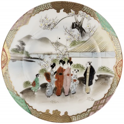 Тарелка - блюдо для сервировки чайного стола "Три гейши на прогулке". Фарфор, ручная роспись. Япония, винтаж, середина 20 века Тарелка - блюдо для сервировки чайного стола "Три гейши на прогулке". Фарфор, ручная роспись. Япония, винтаж, середина 20 века