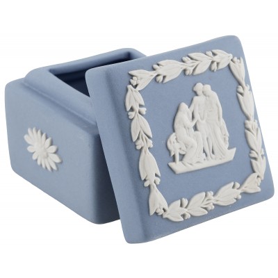 Шкатулка миниатюрная для мелочей и украшений, фарфор Wedgwood, голубой бисквит, Великобритания, винтаж, вторая половина ХХ века Шкатулка миниатюрная для мелочей и украшений, фарфор Wedgwood, голубой бисквит, Великобритания, винтаж, вторая половина ХХ века
