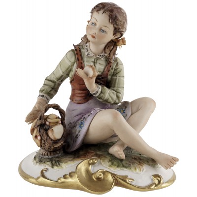 Статуэтка винтажная "Девочка на пикнике". Фарфор. Высота 11,5 см. Capodimonte. Италия, вторая половина 20 века Статуэтка винтажная "Девочка на пикнике". Фарфор. Высота 11,5 см. Capodimonte. Италия, вторая половина 20 века