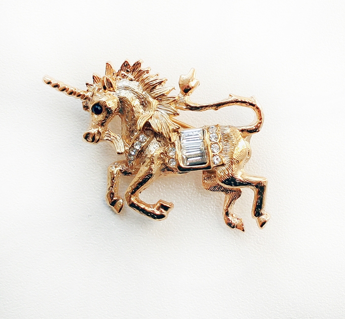 Единорог золотого цвета. Единорог золото. Единорог с золотыми волосами. Золотой единорог. Золотой конь.