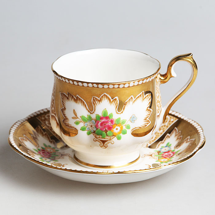 Фарфоровая чашка. Чайная пара Royal Albert январь. Royal China костяной фарфор. Кофейная пара Роял Альберт Инглиш. Фарфоровая чашка Royal Albert Chantilly.