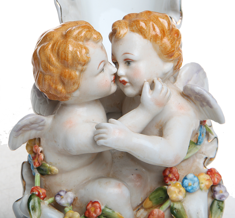 Фигурка два. Статуэтка "поцелуй ангела". Статуэтка "двое". Целующиеся ангелы статуэтки. Фигурки ангелочков целует.